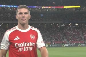 帅！约克雷斯赛前亮相向球迷致意，身穿阿森纳14号球衣！