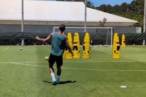 4中3！利物浦官方晒范迪克任意球训练视频：来自队长的一些射门