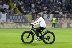 脚踝有伤！奥地利主帅朗尼克赛后骑电动自行车谢场