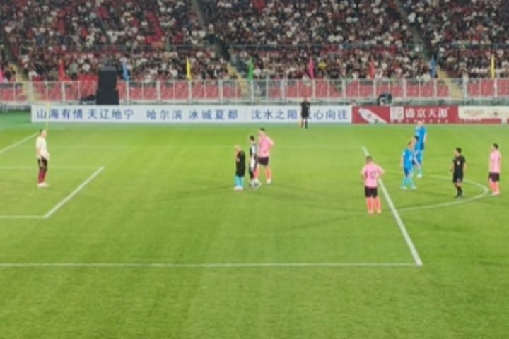 🤣裁判英明！郭艾伦手持⚽️进攻被“恶犯” 赵四果断判点球
