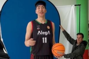 余嘉豪拍定妆照花絮出炉 单手轻松抓球&面对镜头霸气怒吼