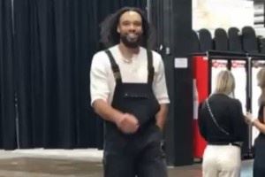 这造型打几分？狄龙新发型亮相&披头散发 穿吊带裤+白色针织衫