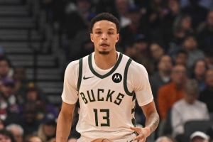 开窍!罗林斯首节3分钟3中3贡献8分 三分2中2