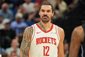 游刃有余!亚当斯首节4分钟2中2贡献4分2板2助 正负值+3